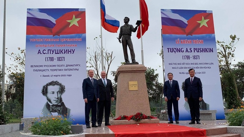 The statue of Pushkin in Hanoi (Photo: VNA)