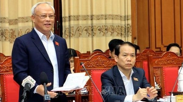 NA Vice Chairman Uong Chu Luu (standing) speaks at a working session with the Election Committee of Thai Binh (Photo: VNA)