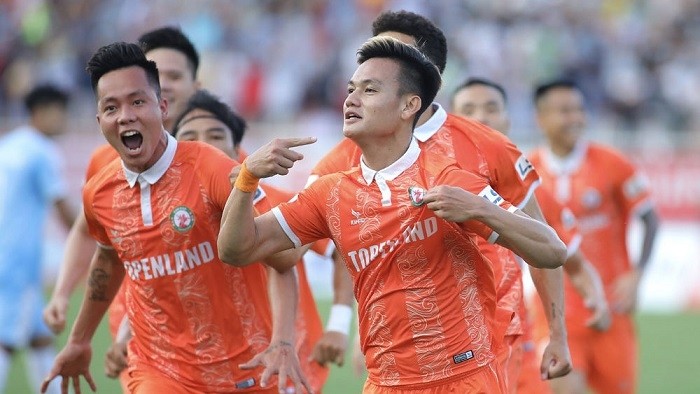 Binh Dinh players celebrate scoring a goal during their match with SHB Da Nang. (Photo: VPF)