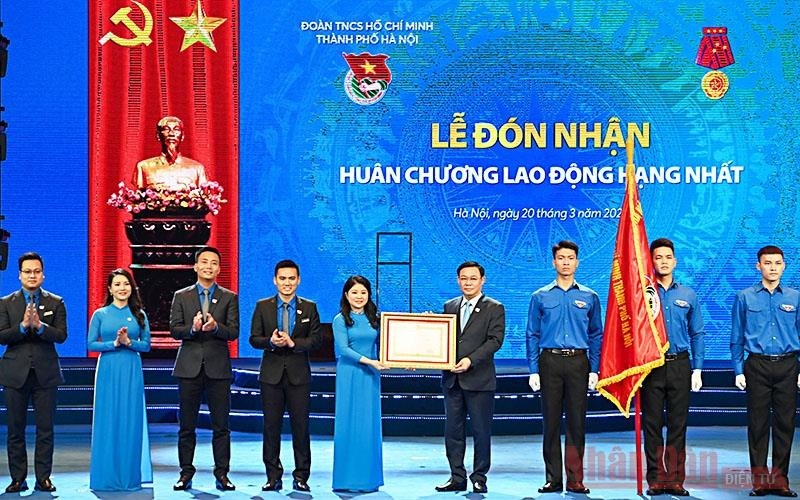 The Hanoi Municipal Youth Union receives the Labour Order, first class for its outstanding contributions in labour, and national construction and defence