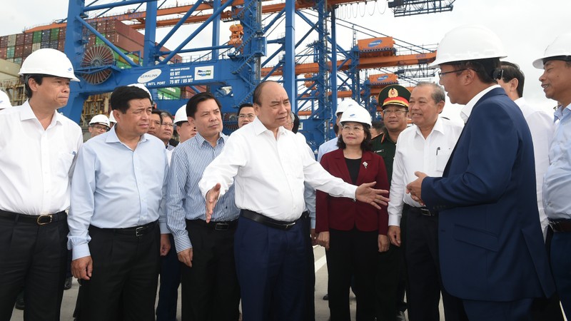 PM Nguyen Xuan Phuc visits Gemalink Deep-water Port, the largest port project in the Cai Mep-Thi Vai deep-water port cluster. (Photo: VGP)