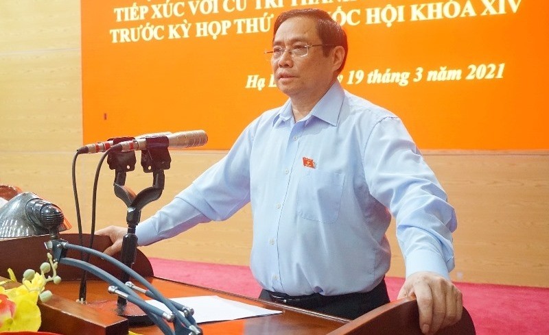 Politburo member Pham Minh Chinh speaks at the meeting. 