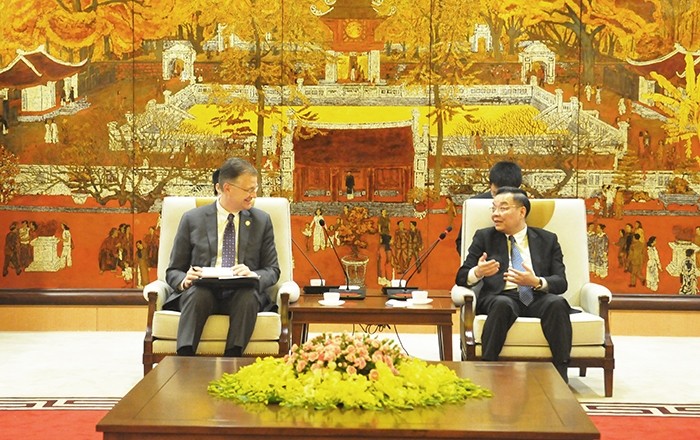 Chairman of the Hanoi People’s Committee Chu Ngoc Anh (R) receives US Ambassador to Vietnam Daniel Kritenbrink.