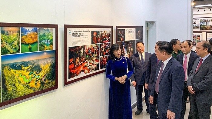Photo exhibition on Vietnam’s border areas opens in Hanoi 