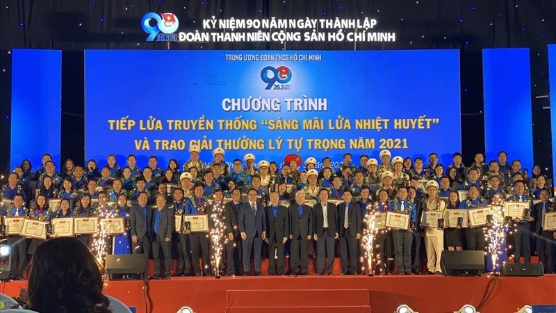 The delegates and 98 outstanding youth union officials who were granted Ly Tu Trong Awards. (Photo: laodong.vn)