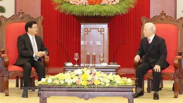 Vietnamese General Secretary and President Nguyen Phu Trong receives Lao General Secretary and Prime Minister Thongloun Sisoulith in December 2020. (Photo: VNA)