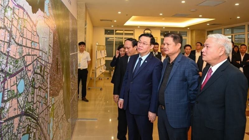 Politburo member Vuong Dinh Hue and a number of delegates attend the conference.