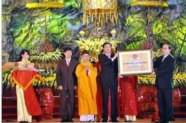 Deputy PM Nguyen Thien Nhan presenting the PM’s certificate recognising Yen Tu as a Special National Relic to Quang Ninh