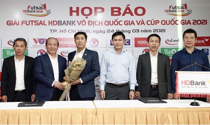 Representatives of the organisers present flowers to the main sponsor of national futsal tournaments in 2021, HDBank. (Photo: VFF)