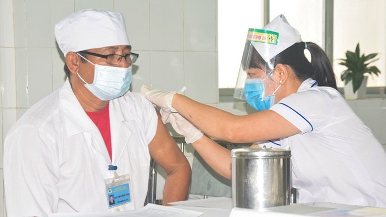 A medical worker at Dong Thap Hong Ngu General Hospital in Dong Thap Province receives a COVID-19 vaccine shot. (Photo: NDO/Huu Nghia)