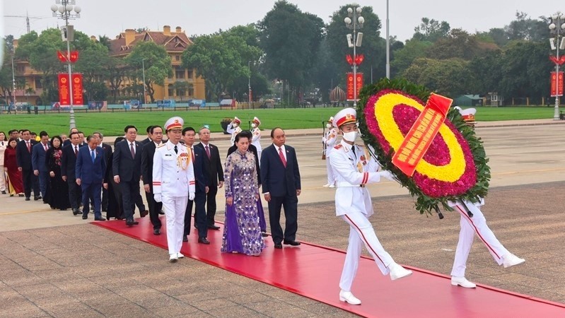 The delegation, led by Prime Minister Nguyen Xuan Phuc and NA Chairwoman Nguyen Thi Kim Ngan, laid wreaths at President Ho Chi Minh’s Mausoleum.