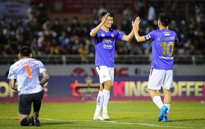 Hanoi FC's Nguyen Van Quyet celebrates scoring their second goal. (Photo: VPF)