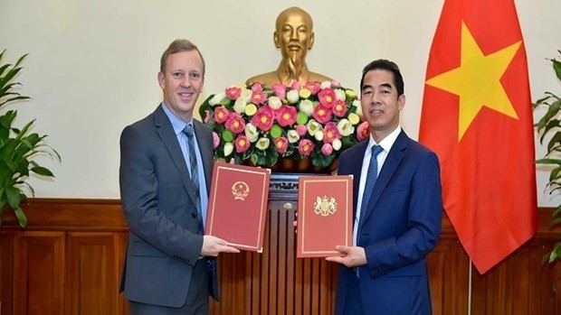 Deputy Minister of Foreign Affairs To Anh Dung (R) and  UK Ambassador to Vietnam Gareth Ward  (Photo: VNA)