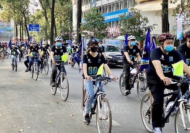 Volunteers cycling on Pham Ngoc Thach Street in District 1, Ho Chi Minh City. (Photo: VNA)