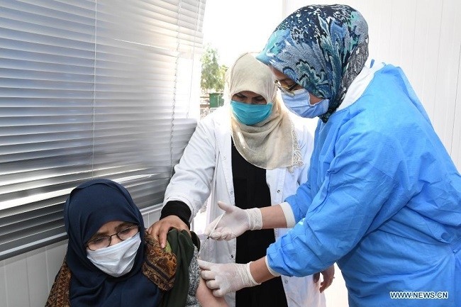 A woman receives the COVID-19 vaccine in Ben Guerir, Morocco, on March 26, 2021. Morocco announced on Friday 514 new COVID-19 cases, taking the tally of confirmed cases in the North African country to 493,867. Meanwhile, 4,293,544 people have received so far the first vaccine shot against COVID-19 in the country, and 3,231,742 people have received the second dose. (Photo: Xinhua)