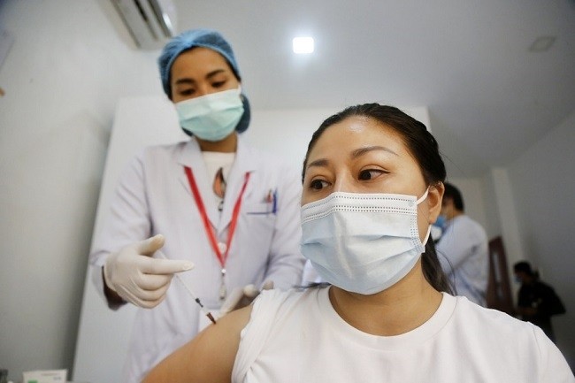A Cambodian nurse gives a shot of the COVID-19 Sinopharm vaccine to an athlete at the Preah Ket Mealea Hospital in Phnom Penh, Cambodia on March 2, 2021. (Photo: Xinhua)
