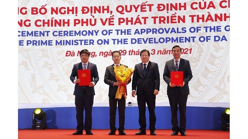 Deputy Prime Minister Trinh Dinh Dung (second from right) awards the Prime Minister's decisions on Da Nang development. (Photo: NDO/Thanh Tung)