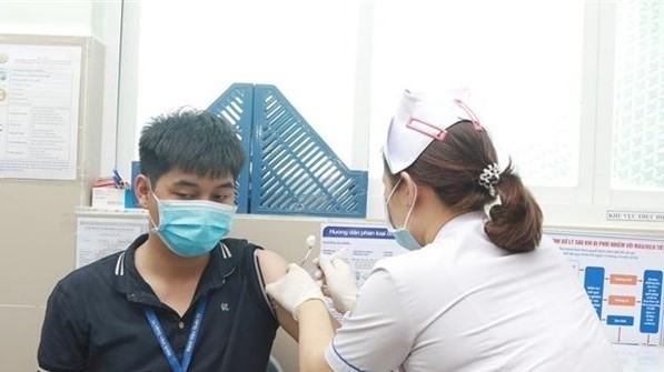 A medical staff at Ho Chi Minh City's District 10 hospital is vaccinated against COVID-19 (Photo: VNA)