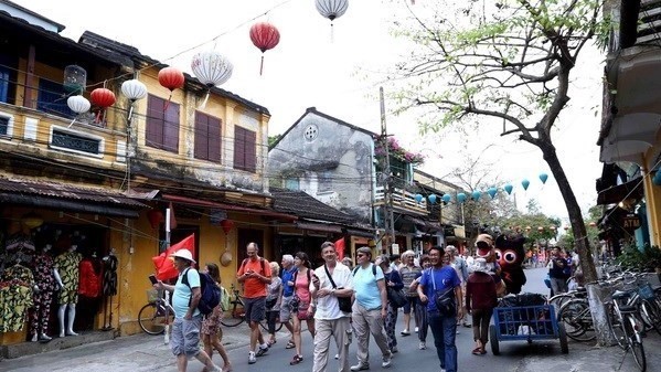 Foreign visitors in Hoi An ancient city (Photo: VNA)
