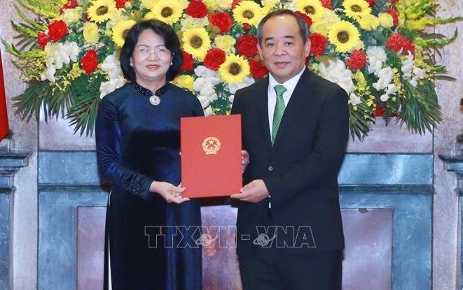 Vice President Dang Thi Ngoc Thinh (L) hands over the appointment decision to Le Khanh Hai. (Photo: VNA)