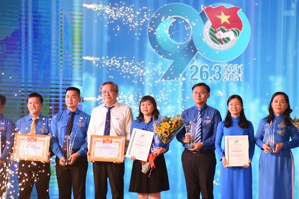 The Youth Union of Ho Chi Minh City presents the 2021 Ho Hao Hon Award to 10 outstanding collectives at the Youth Festival 2021 on March 26. (Photo: tuoitre.vn)