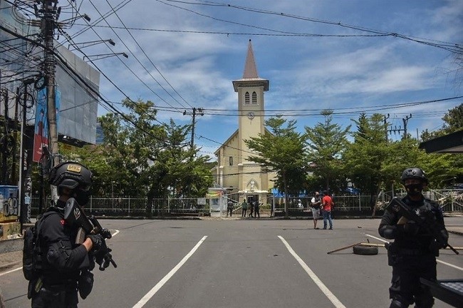 Indonesian police stand guard outside a church after an explosion in Makassar on March 28, 2021. (Photo: AFP)