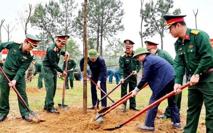 Delegates participate in planting trees at Regiment 43 on March 26. (Photo: baotainguyenmoitruong.vn)