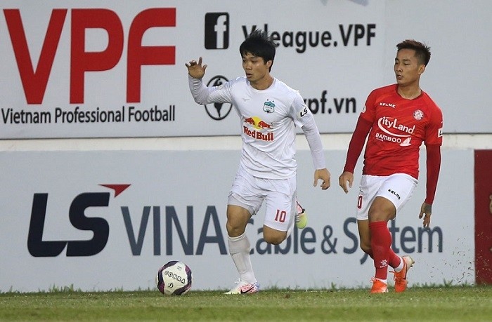 HAGL striker Nguyen Cong Phuong (in white) finds the back of the net for the second consecutive match. (Photo: VPF)