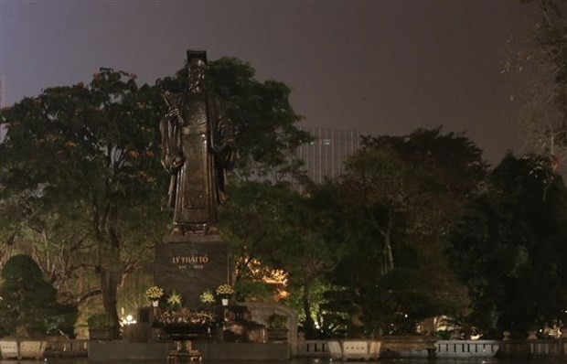 A part of the lighting system at the Ly Thai To Statue Square in downtown Hanoi was turned off on March 27 in response to the Earth Hour event (Photo: VNA)