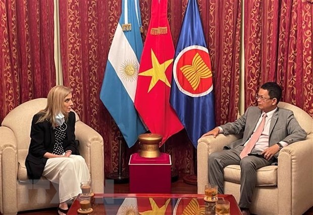 Vietnamese Ambassador to Argentina Duong Quoc Thanh (R) and President of the Argentine National News Agency (Telam) Bernada Llorente. (Photo: VNA)