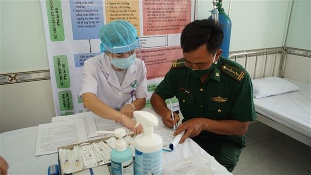 A soldier at the Border Guard Command of Tay Ninh province is completing procedures for COVID-19 vaccination. (Photo: VNA)