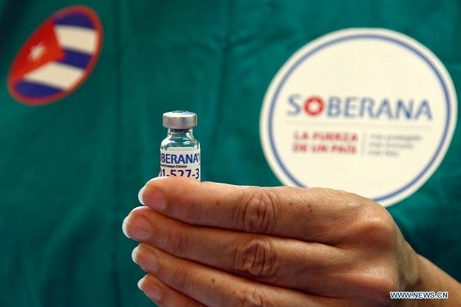A medical worker presents a dose of locally made COVID-19 vaccine "Soberana 02" in Havana, Cuba on March 31, 2021. The "Soberana 02" vaccine has entered phase 3 clinical trials earlier in March in Havana. (Photo: Xinhua)