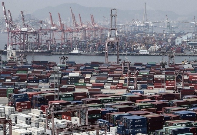 This file photo shows stacks of import-export cargo containers at Republic of Korea's largest seaport in Busan, 450 kilometers southeast of Seoul. (Photo: Yonhap)