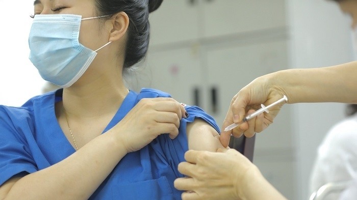 A total of 48,256 frontline medical workers and members of community-based anti-COVID-19 groups have been injected with COVID-19 vaccine. (Photo: VNA)