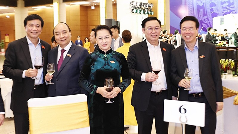 Prime Minister Nguyen Xuan Phuc (second from left) and National Assembly Chairwoman Nguyen Thi Kim Ngan (centre) with delegates at the meeting. (Photo: VNA)