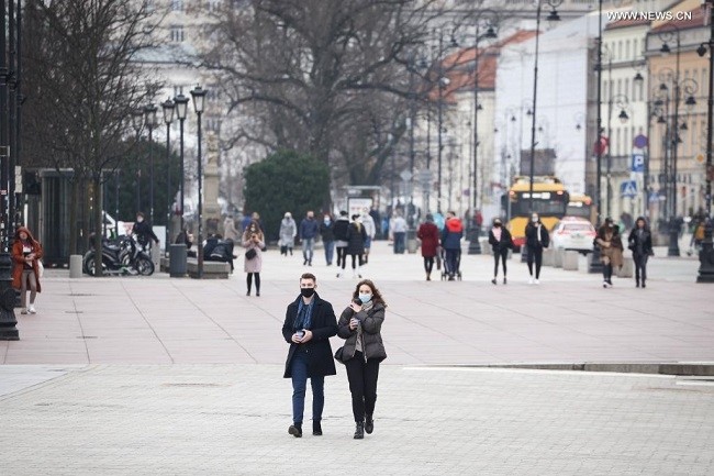 People wearing face masks are seen in the Old Town in Warsaw, Poland, on March 30, 2021. Since the start of the pandemic last year, 2,288,826 Poles have been confirmed with the coronavirus, while the death toll stands at 52,392 as of Tuesday. (Photo: Xinhua)