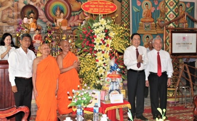 VFF President Tran Thanh Man (second from right) congratulates Khmer Buddhist monks in Soc Trang province on the occasion of the Chol Chnam Thmay festival 2019. (Photo: NDO/Nguyen Phong)