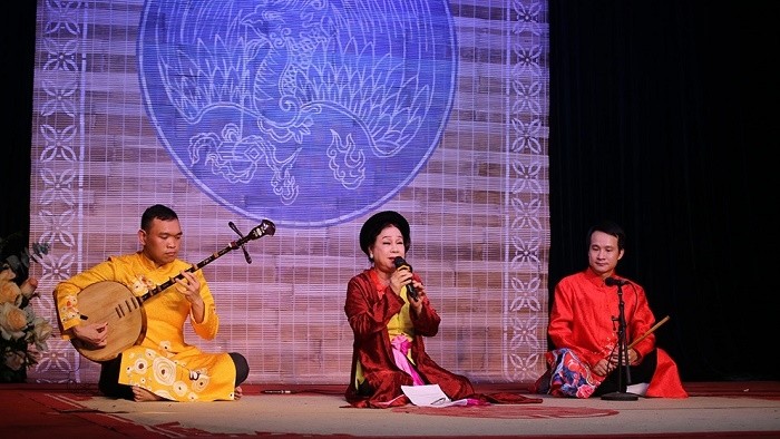 People’s Artists Thanh Hoai (centre) reciting an extract from ‘The Tale of Kieu’.