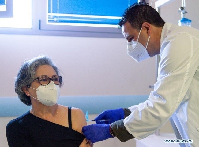A woman receives the AstraZeneca vaccine at a hospital in Coria, Spain, on March 24, 2021. Spain restarted the use of the AstraZeneca vaccine on Wednesday after a temporary suspension over fears of its relevance with blood clotting, as daily COVID-19 vaccination peaks record high in the country. (Photo: Xinhua)