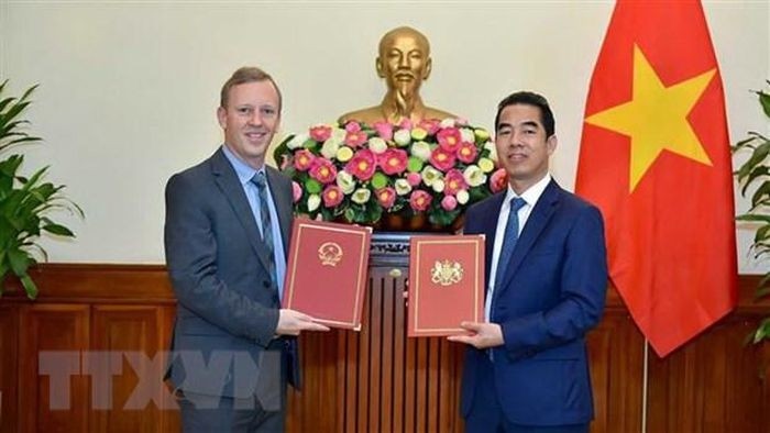 Deputy Minister of Foreign Affairs To Anh Dung and British Ambassador to Vietnam Gareth Ward exchange notes confirming the effective date of UKVFTA. (Photo: VNA)