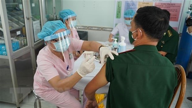 A border soldier in southwestern Tay Ninh province gets a COVID-19 vaccine shot (Photo:VNA)