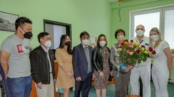 Vietnamese expatriates present gifts to medical workers in Kadaň city. (Photo: VNA)