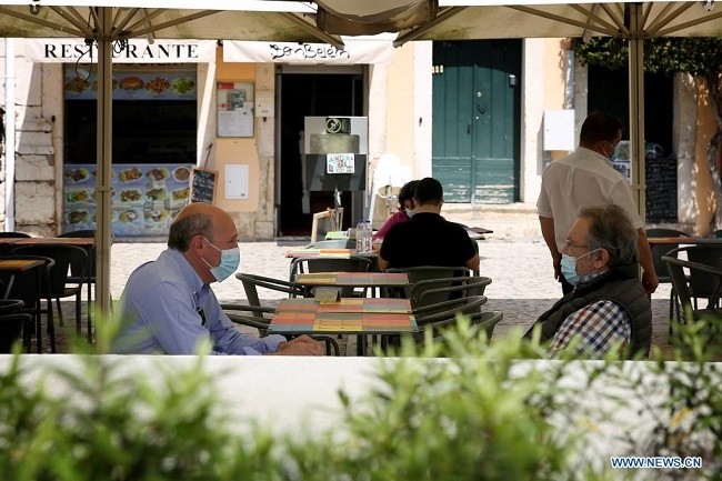 People sit at a restaurant terrace in Lisbon, Portugal, April 5, 2021. Portuguese President Marcelo Rebelo de Sousa on Monday called for "a national effort by all to avoid setbacks" at the beginning of the second phase of the country's de-confinement program. (Photo: Xinhua)