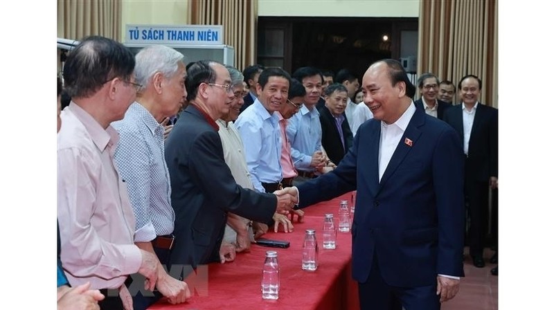 State President Nguyen Xuan Phuc meets with voters in Residential Area No. 8, Dien Bien Ward, Ba Dinh District, Hanoi, April 5, 2021. (Photo: VNA)
