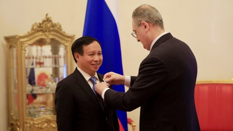Vietnamese Ambassador Ngo Duc Manh is awarded the Order of Friendship for his contributions to promoting Vietnam-Russia ties.