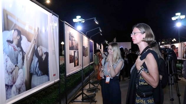 Best of Three Years exhibition attracts attention of many foreigners living in HCM City. (Photo: VNA)