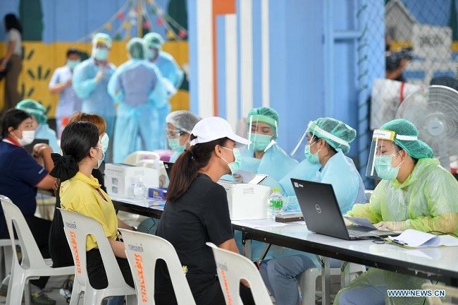 People receive doses of the COVID-19 vaccine developed by Chinese pharmaceutical company Sinovac in Bangkok, Thailand, April 7, 2021. Thailand on Wednesday reported 334 new COVID-19 cases amid a rise in cluster infections, the Center for the COVID-19 Situation Administration (CCSA) said. (Photo: Xinhua)