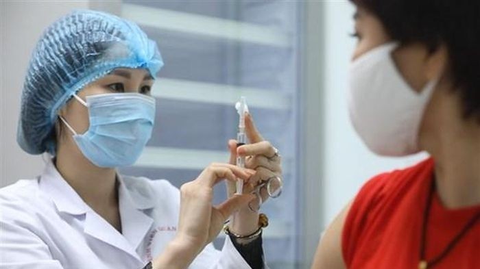 A medical worker prepares to inject Nano Covax into a volunteer in the second-stage human trials of this made-in-Vietnam COVID-19 vaccine candidate (Photo: VNA)