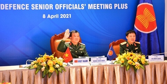Deputy Defence Minister Sen. Lieut. Gen Hoang Xuan Chien attends the meeting. (Photo: qdnd.vn)