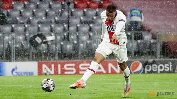 Paris St Germain's Kylian Mbappe scores their first goal. (Photo: Reuters)